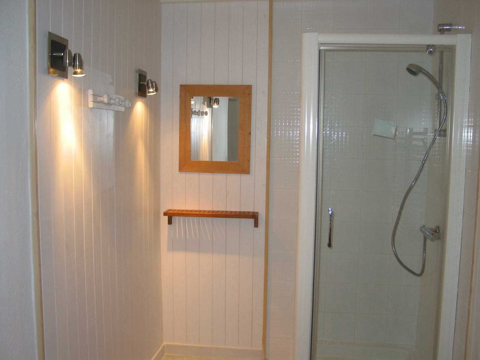 Salle de bain avec douche